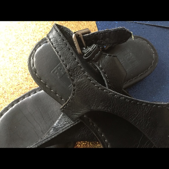 FRYE LEATHER T-STRAP CLASSY GORG BLACK Sandals RARE COMFY BOHO - Picture 3 of 6